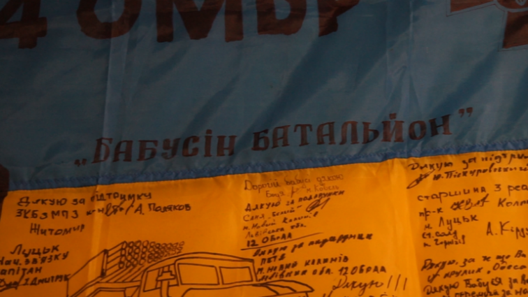 «Бабусин батальйон» із Житомира передав понад 60 комплектів постільної білизни та теплі речі для військових (ВІДЕО)