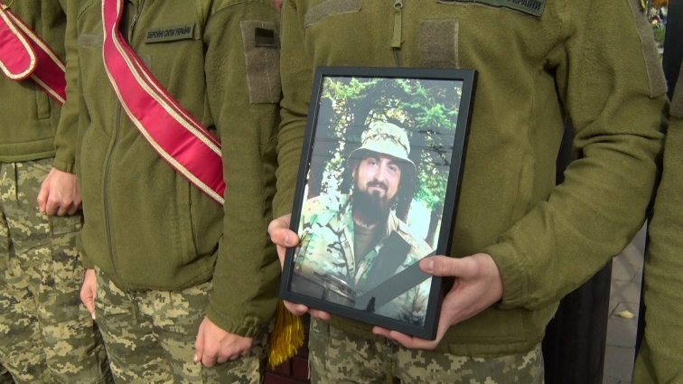У Житомирі поховали воїна: Костянтинові Кузьменку назавжди 26 (ВІДЕО)