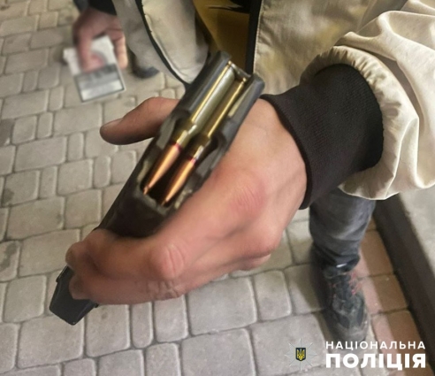 У Бердичеві виявили магазин та кілька десятків патронів до автоматичної зброї у 26-річного чоловіка