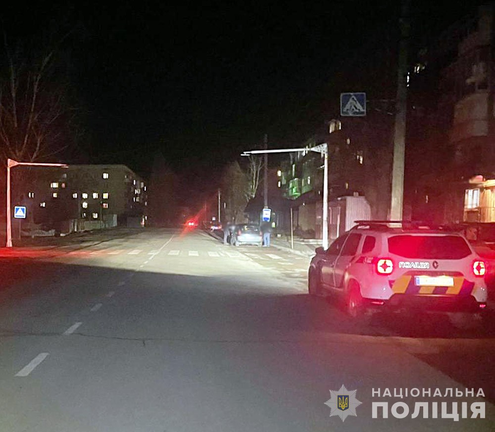 У Коростені 52-річна жінка збила пішохода та доставила його до лікарні: чоловіка госпіталізували