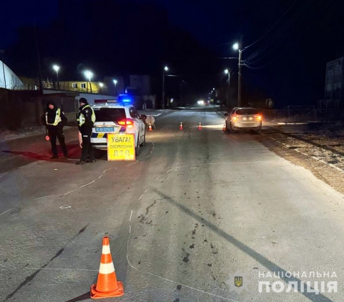 У Бердичеві під колеса автівки потрапила пішохід, поліцейські встановлюють її особу
