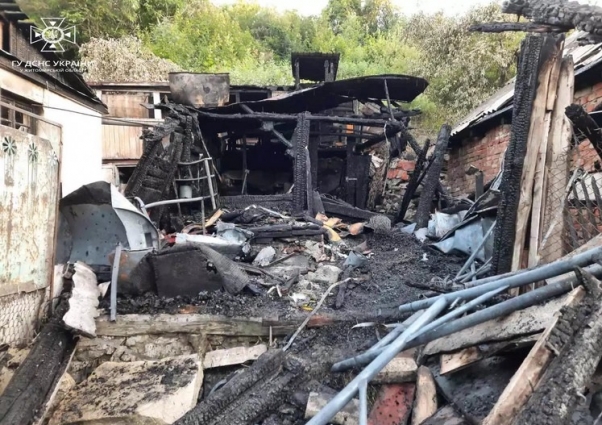 У Житомирі сталася пожежа в літній кухні, рятувальники встигли винести газовий балон
