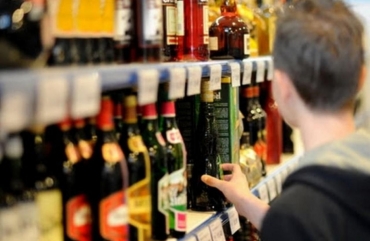 «Рятувала» підлеглу, запропонувавши хабар: у селі Житомирської області у магазині неповнолітньому продали пиво та цигарки