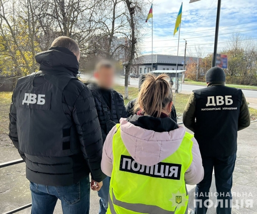 На Житомирщині на хабарі впіймали працівника автошколи, який обіцяв забезпечити успішне складання іспиту з водіння та отримання водійського посвідчення