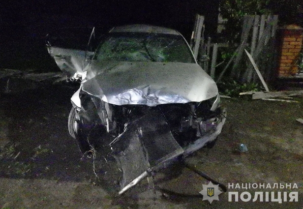 У Старосілецькій громаді в ДТП травмовано керманича та пасажира легковика: водій протаранив паркан
