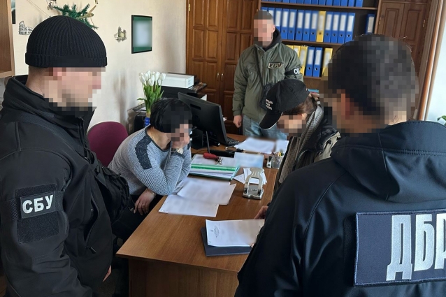 Суддю районного суду Житомирської області, яку викрили на «зливі» даних досудового розслідування, відсторонено від здійснення правосуддя