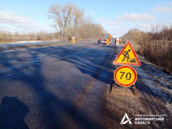 На Житомирщині проводиться аварійний ямковий ремонт доріг, що є частиною стратегічних маршрутів