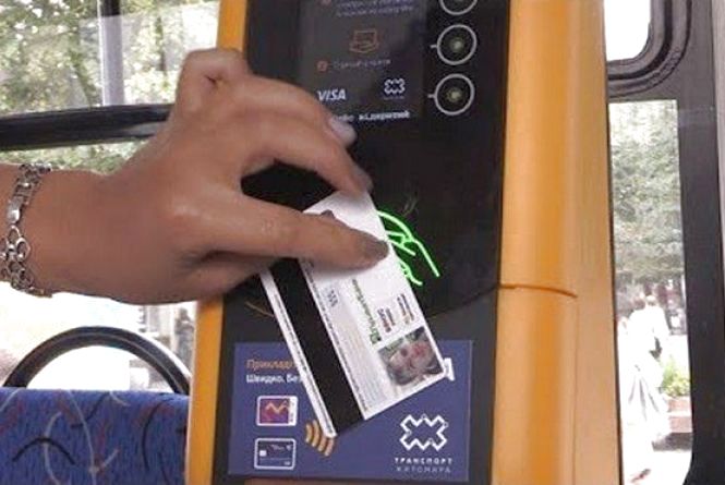 У Житомирі тимчасово призупинять списання коштів з картки при розрахунку у транспорті