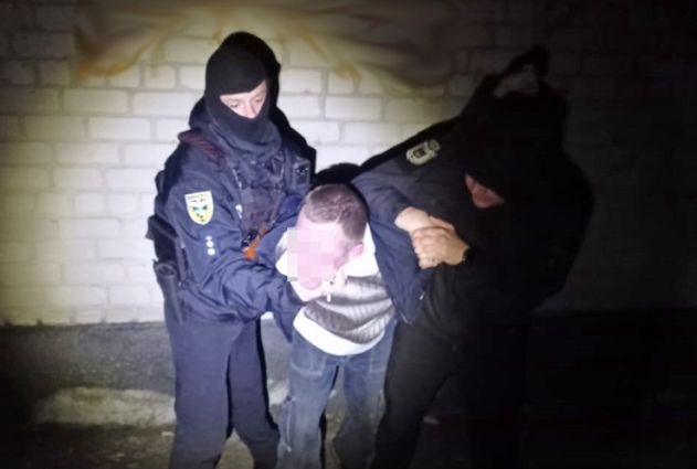 Приставив пістолет до скроні та вимагав відвести додому: в Оліївській громаді затримали 45-річного дебошира