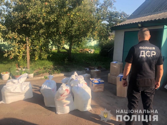 На Житомирщині в групи ділків вилучили тонну фальсифікованого алкоголю, безакцизні цигарки та гроші (ФОТО)