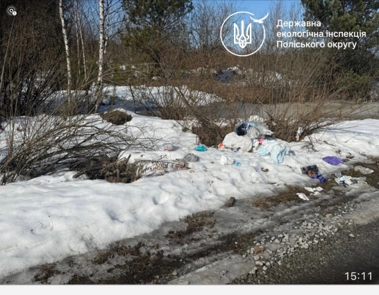 Стихійні сміттєзвалища, порушення правил рибальства та незаконне перевезення деревини: на Житомирщині порушників притягнуто до відповідальності