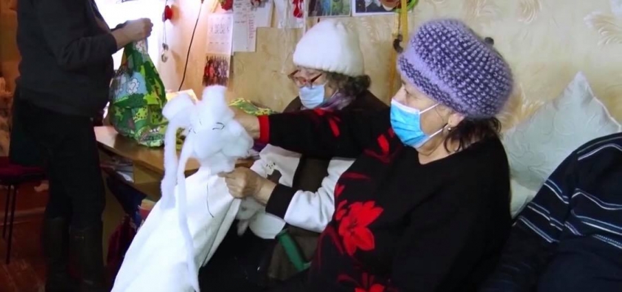 Житомирські пенсіонерки допомагають військовим та медичним закладам