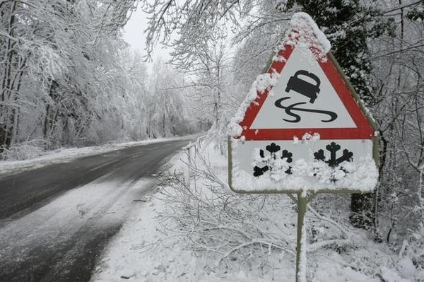 Мокрий сніг та ожеледиця: у Житомирі та області попереджають про погіршення погодних умов