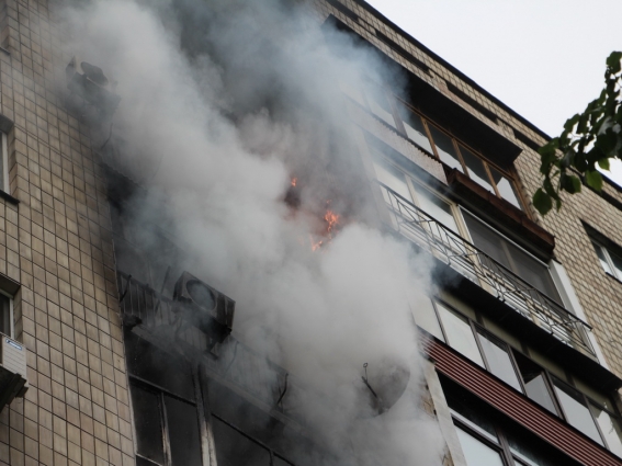 У Коростені під час пожежі в квартирі врятували 58-річного чоловіка, причина пожежі невідома