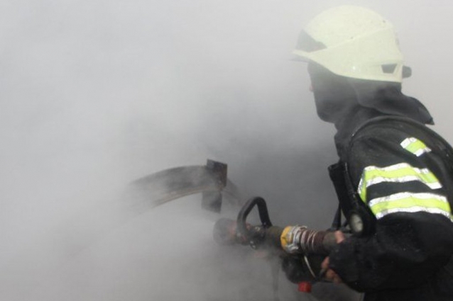 У Житомирі під час пожежі у підвалі багатоповерхівки вогнеборці врятували чоловіка