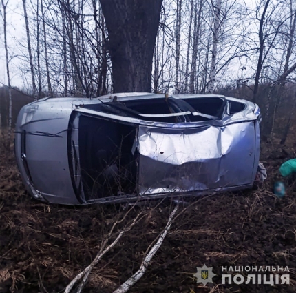 Авто перекинулось, а водій випав із салону: у Народицькій громаді в ДТП травми отримав 50-річний чоловік