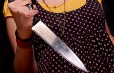 Порізала співмешканця ножем, але йде з ним під вінець: на Звягельщині 45-річній жінці призначено покарання у вигляді 5 років позбавлення волі