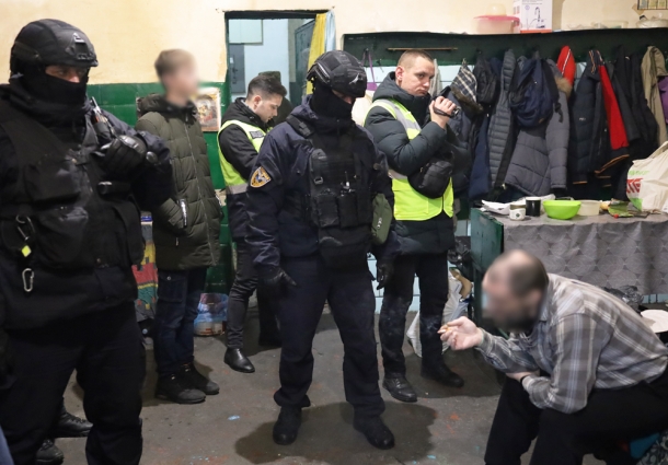 До 9 років засудили чоловіка, який перебуваючи в слідчому ізоляторі наживався на рідних безвісти зниклих та полонених військових