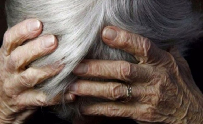 Образи, погрози, штурхани та удари: 23-річна житомирянка знущалась над рідною бабусею