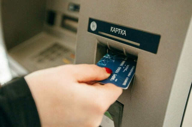 У Черняхові 20-річна жінка витратила 3,5 тис. грн. з чужої картки, яку знайшла біля банкомата