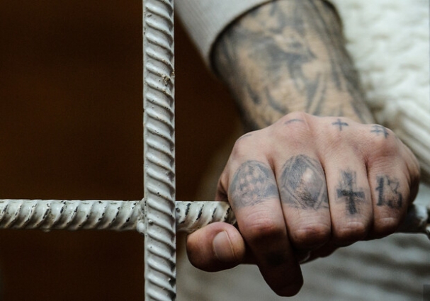 Довічно ув’язненому «смотрящому» однієї з колоній Житомирщини повідомлено про підозру у злочинному впливі