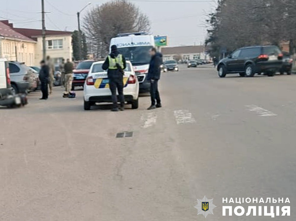 У Попільні автівка протаранила двоколісник, обоє водіїв отримали травми