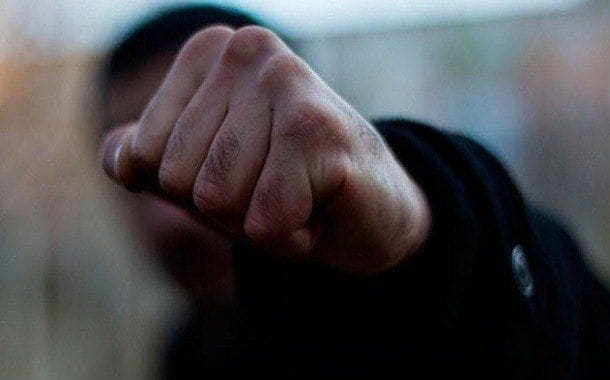 Вдарив кулаком у голову: у Житомирі затримали чоловіка, який побив пенсіонерку за зауваження