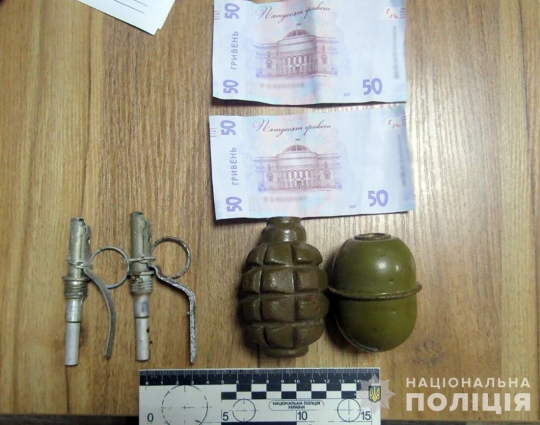 У Бердичеві 42-річний чоловік намагався продати 2 ручні гранати разом із запалами
