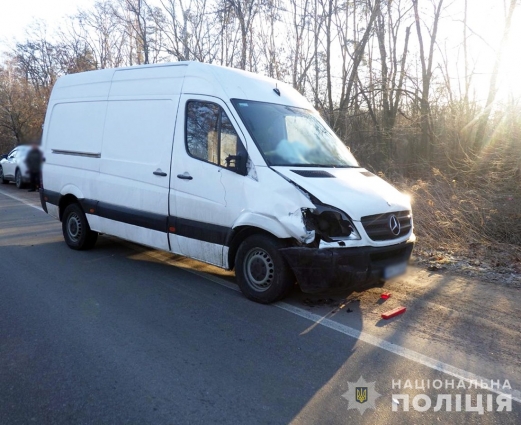 У Харитонівській громаді під колеса автівки потрапила 46-річна жінка, вона в лікарні