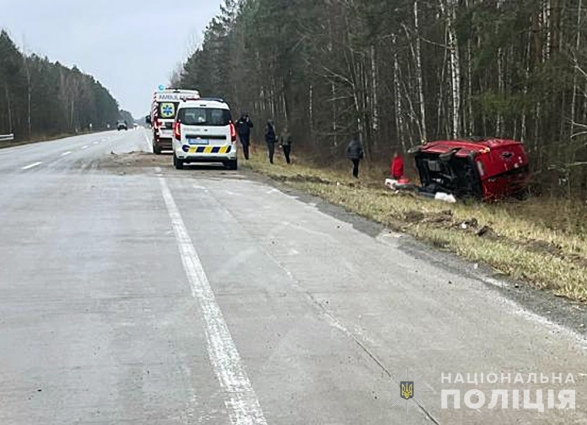 На Коростенщині перекинувся пасажирський мікроавтобус: в ДТП постраждали 5 людей