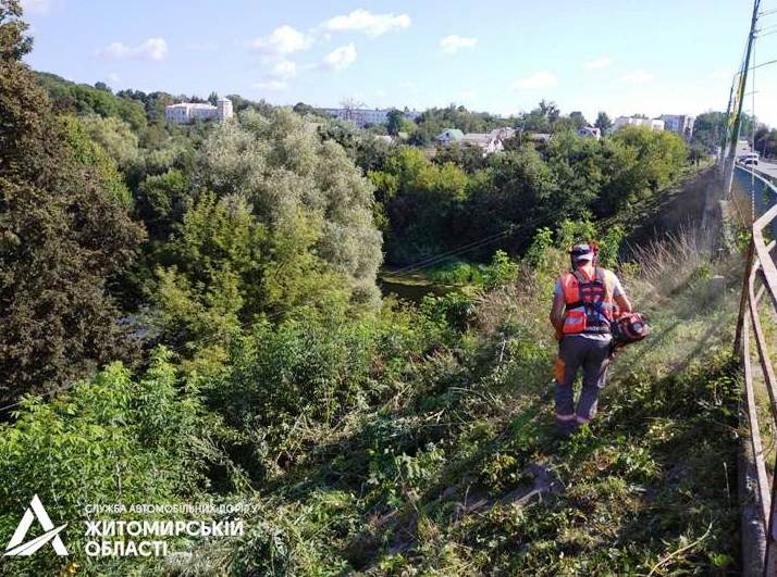 В області тривають роботи з очищення штучних споруд на трасі міжнародного значення (ФОТО)