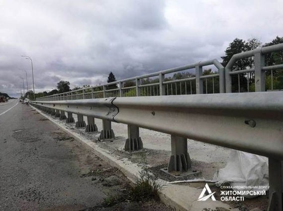 На Житомирщині ремонтують та замінюють елементи бар’єрного огородження на автошляхах державного значення (ФОТО)