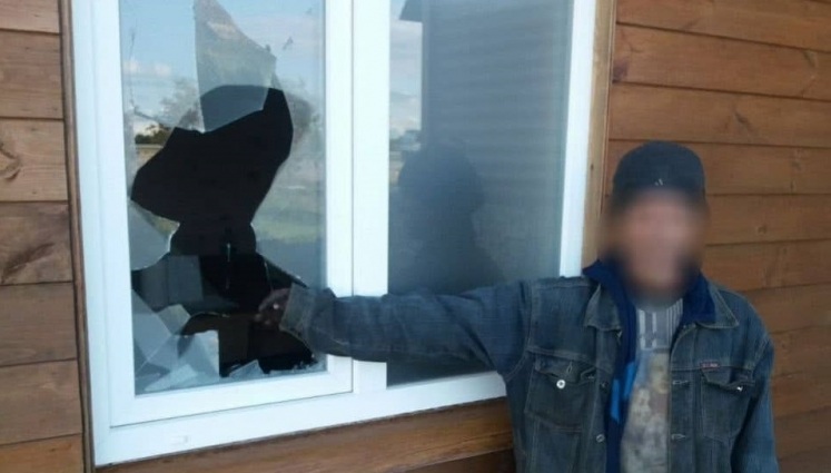 Через розбите вікно до чужого дому: у Новограді-Волинському затримали чоловіка, який намагався потрапити до будинку (ФОТО)