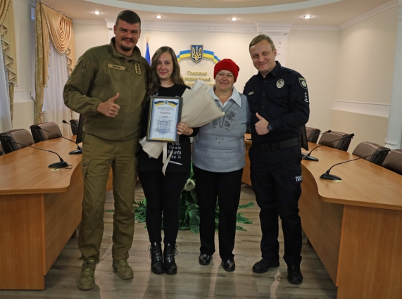У Бердичеві мати з дочкою затримали грабіжника, який вдерся в їхню квартиру та погрожував ножем: жінок відзначили нагородами (ФОТО)