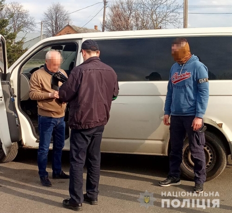 Поліцейські розшукують третього учасника злочинної групи, яка вимагала у бердичівлянина право на оренду землі