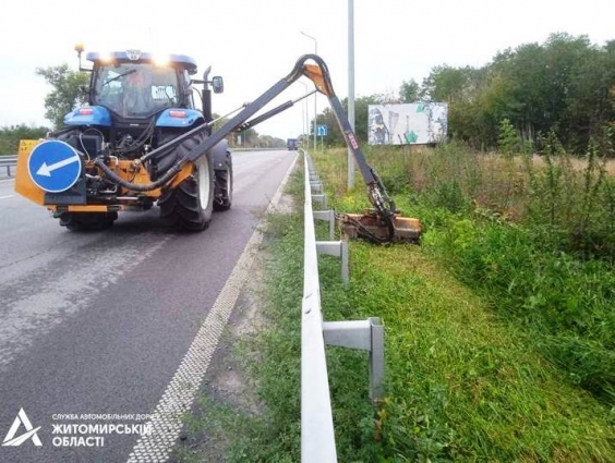 На дорогах державного значення області проводять покіс трави на узбіччях (ФОТО)