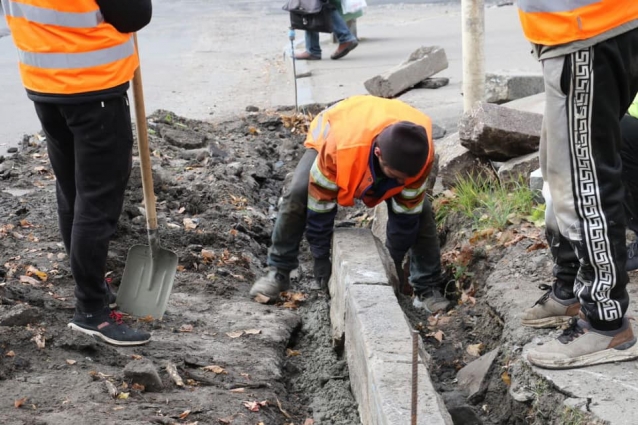 У Житомирі ремонтують вулицю Київську: облаштовують тротуари та дорожнє покриття (ФОТО)