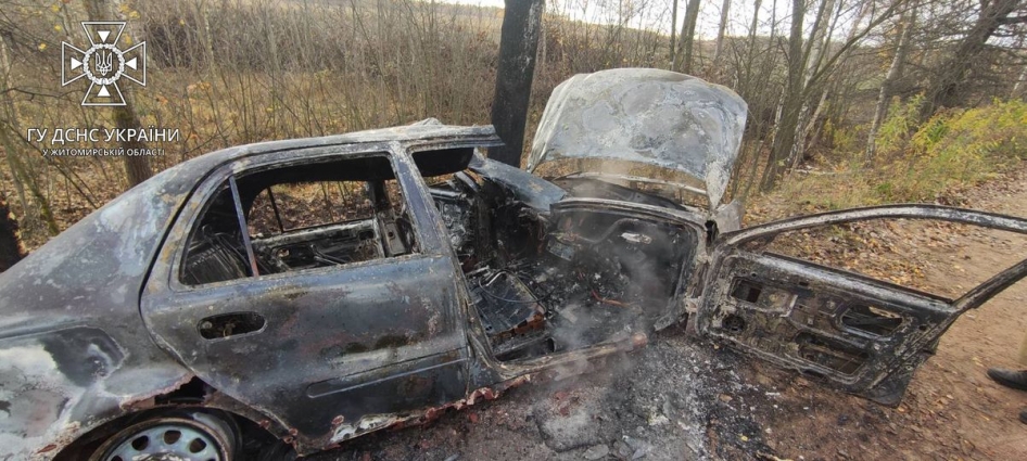 Рятувальники ліквідували загоряння автомобіля в Новоборівській громаді та у Житомирі відкрили двері трьох квартир