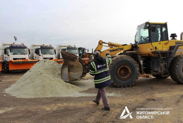 САД у Житомирській області готується до зими: заготовлено 3 тис. тонн солі, виготовлено 50% суміші для обробки дороги та готово 240 одиниць спецтехніки (ФОТО)