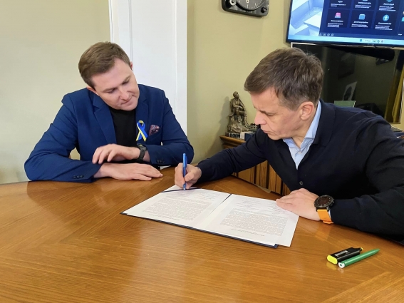 Сухомлин підписав угоду про співпрацю з трьома польськими містами