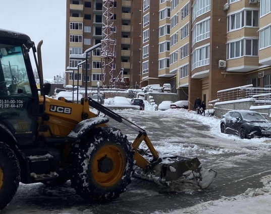 У Житомирі ОСББ міста прибирають від снігу прибудинкові території (ФОТО)