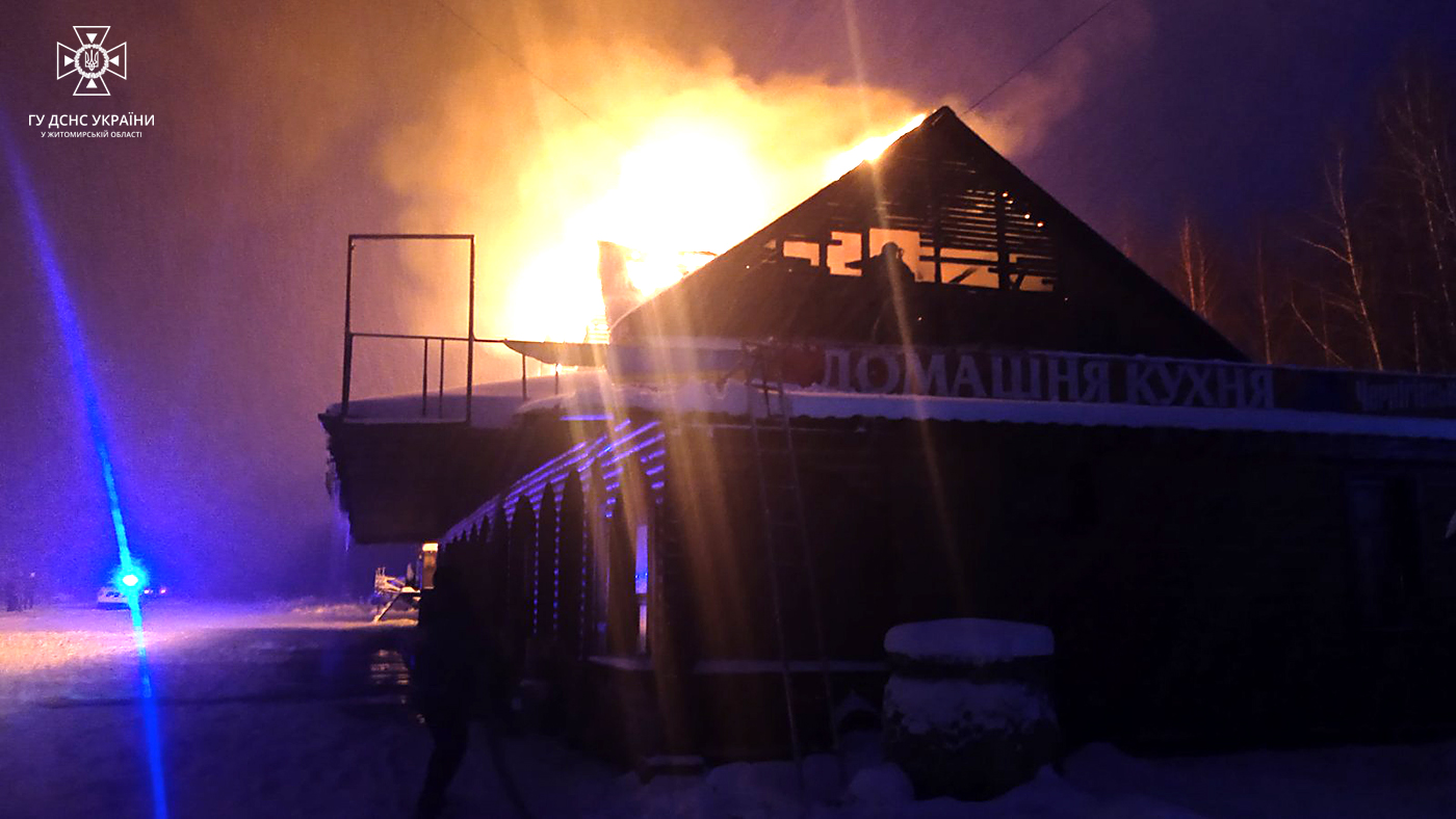 У Чуднові ліквідовано пожежу в кафе та не допущено поширення вогню на поруч розташовані будівлі та автомобілі (ФОТО)