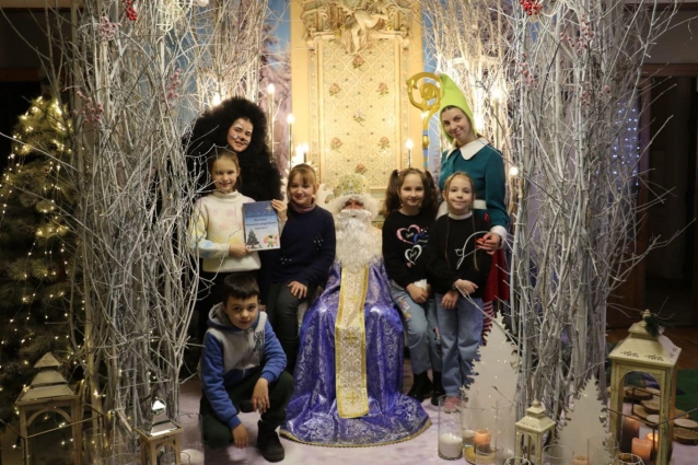 Діти поринули у Різдвяну казку разом з казковими героями: у Житомирі  стартували новорічні читання із святим Миколаєм (ФОТО)