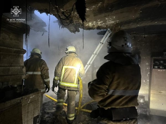 У Коростенському районі під час пожежі в житловому будинку продуктами горіння отруїлась 69-річна жінка (ФОТО)