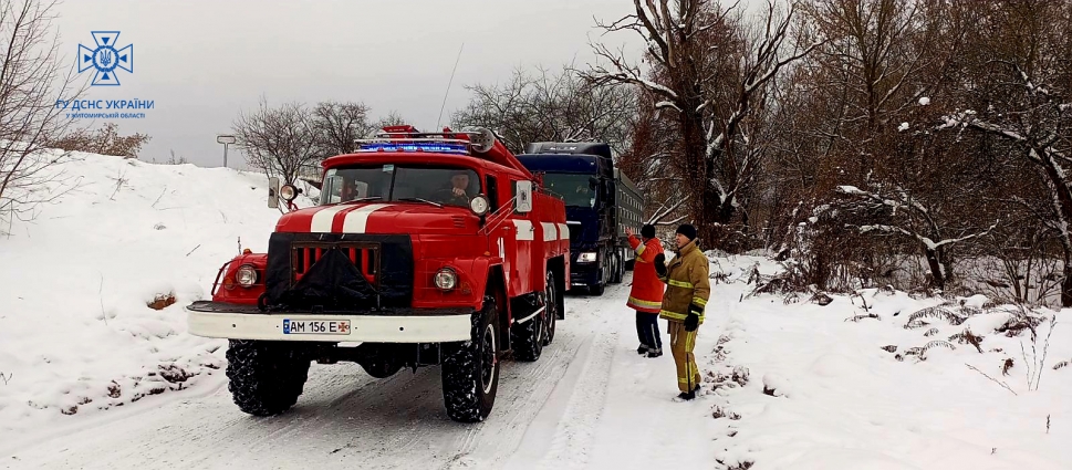 У Коростенському районі рятувальники відбуксирували вантажівку з узбіччя (ФОТО)
