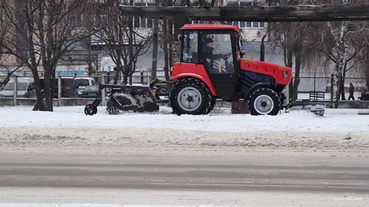 У Житомирі для очищення вулиць від снігу працювало 10 одиниць спецтехніки та понад 100 працівників