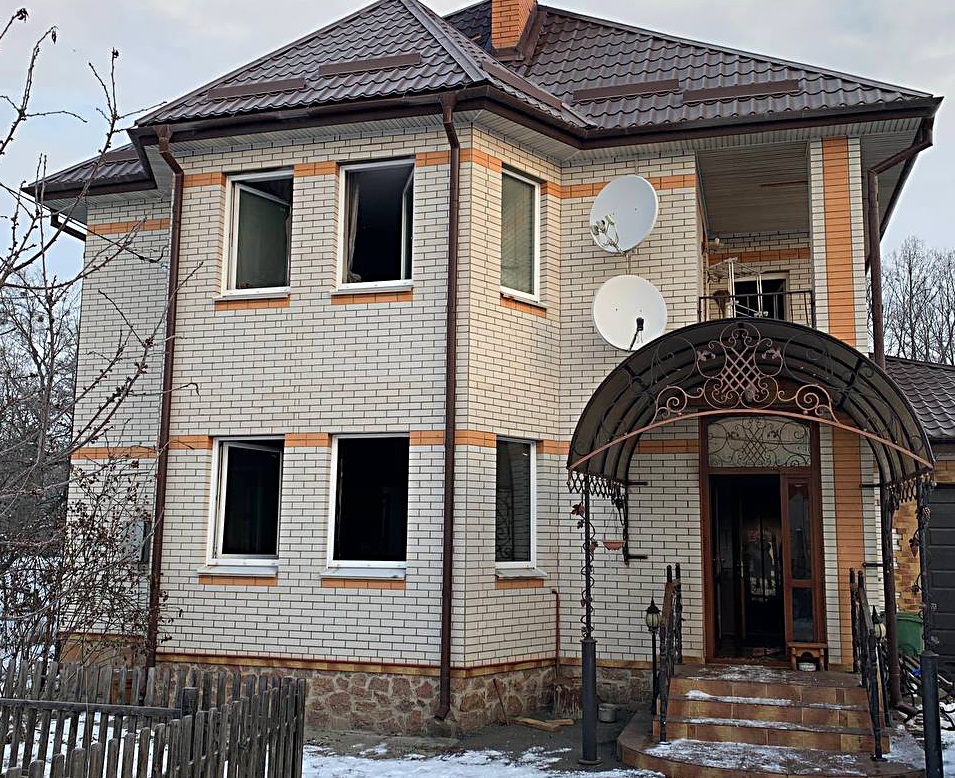 У Житомирі горів двоповерховий будинок, всередині рятувальники виявили загиблого чоловіка (ФОТО)