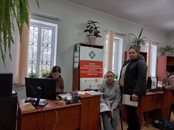 65 сімей вимушених переселенців, які нині проживають в Черняхівській громаді, зможуть отримати грошову допомогу від чеської неурядової організації «Людина в біді» (ФОТО)