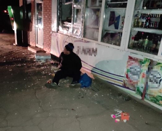 У Бердичеві на «гарячому» затримали чоловіка, який розбив скло у кіоску та пакував товар у пакет (ФОТО; ВІДЕО)