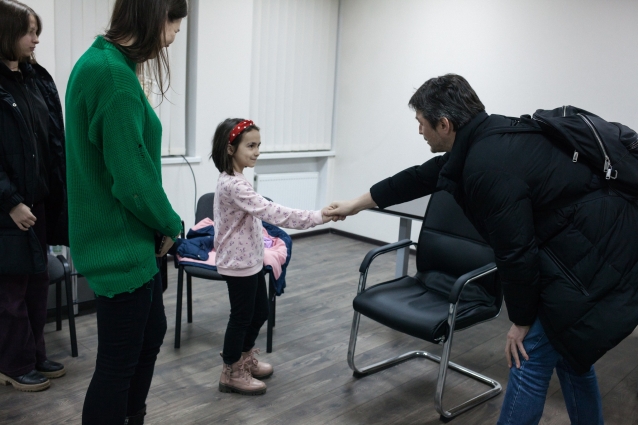 7-річна житомирянка відрізала волосся заради допомоги ЗСУ: отримані кошти передала БФ Сергія Притули (ФОТО)